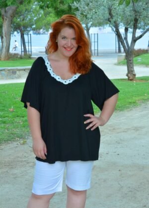 ΜΠΛΟΥΖΑ ΜΑΚΡΙΑ ΜΕ ΛΕΥΚΗ ΔΑΝΤΕΛΑ ΣΤΟ ΝΤΕΚΟΛΤΕ