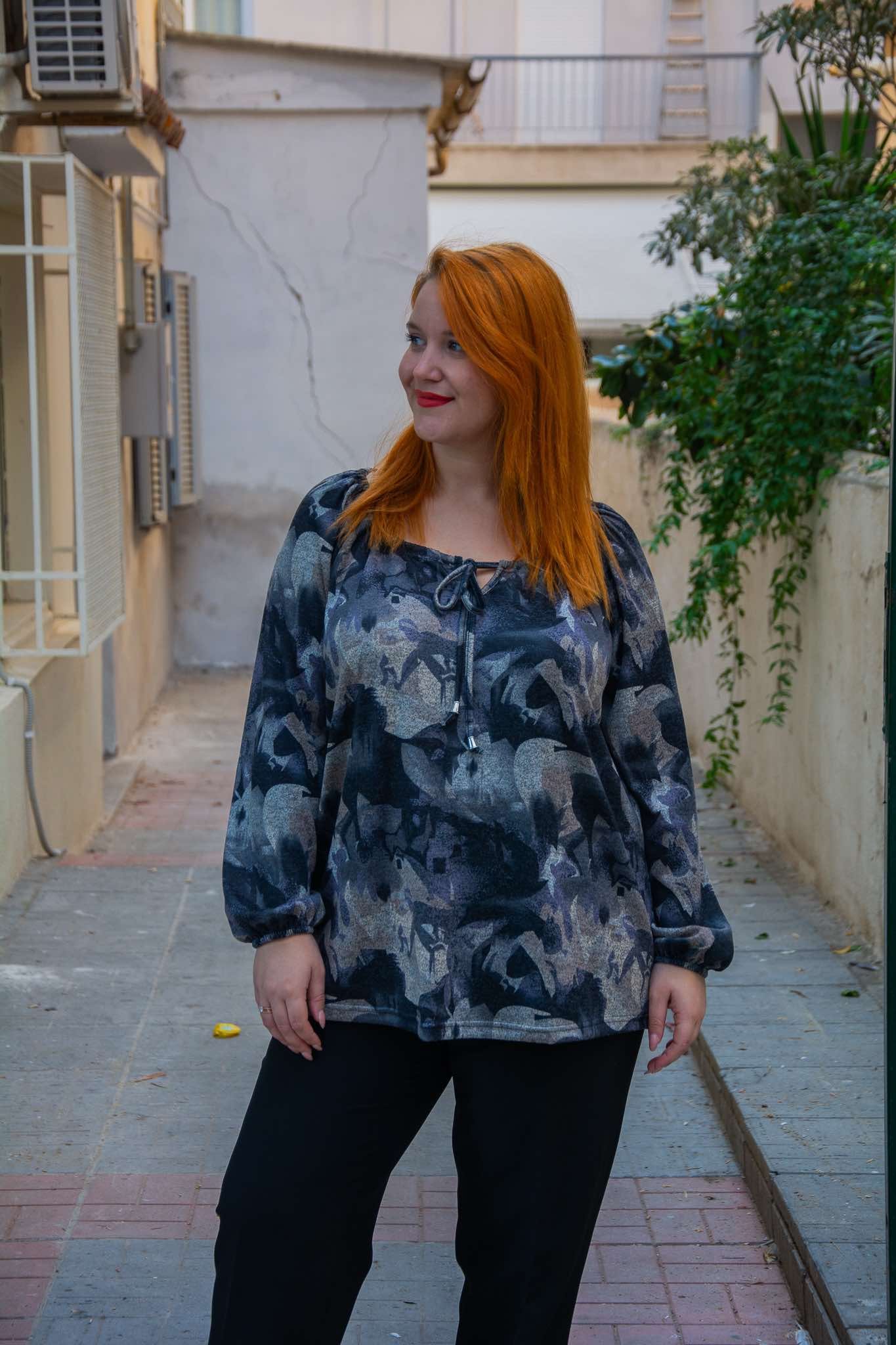 ΜΠΛΟΥΖΑ ΕΜΠΡΙΜΕ ΜΕ ΚΟΡΔΟΝΙ ΣΤΟ ΝΤΕΚΟΛΤΕ