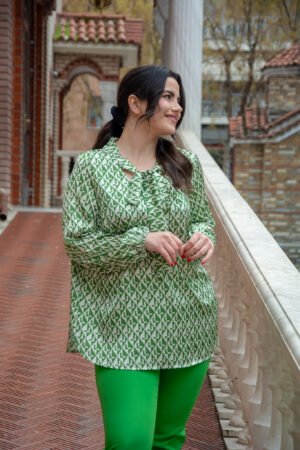 ΜΠΛΟΥΖΑ ΣΑΤΕΝ ΜΕ V-ΝΤΕΚΟΛΤΕ ΚΑΙ ΔΕΣΙΜΟ ΣΤΟΝ ΛΑΙΜΟ