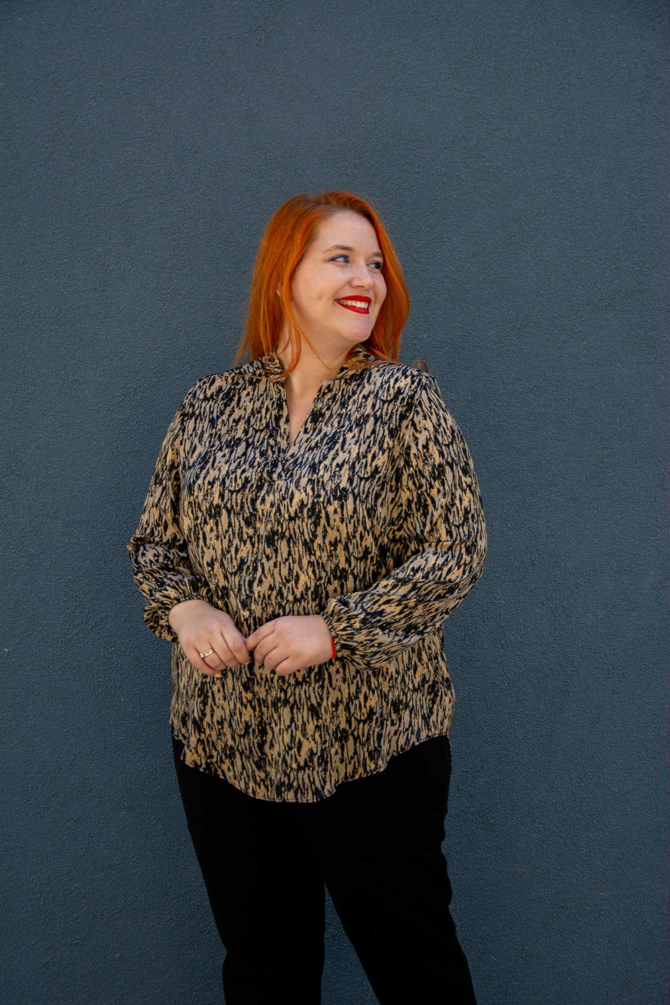 ΜΠΛΟΥΖΑ ΜΑΚΡΙΑ ΜΕ V-ΝΤΕΚΟΛΤΕ | ΕΜΠΡΙΜΕ ΜΠΕΖ