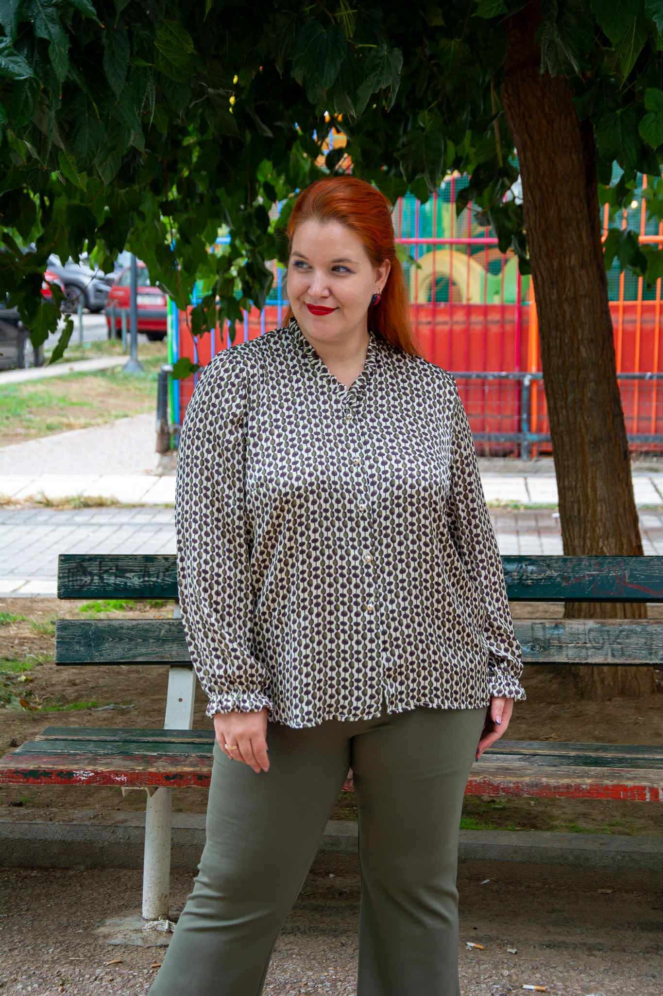 ΠΟΥΚΑΜΙΣΟ ΣΑΤΕΝ ΜΕ V-ΝΤΕΚΟΛΤΕ ΚΑΙ ΒΟΛΑΝ ΣΤΟ ΜΑΝΙΚΙ