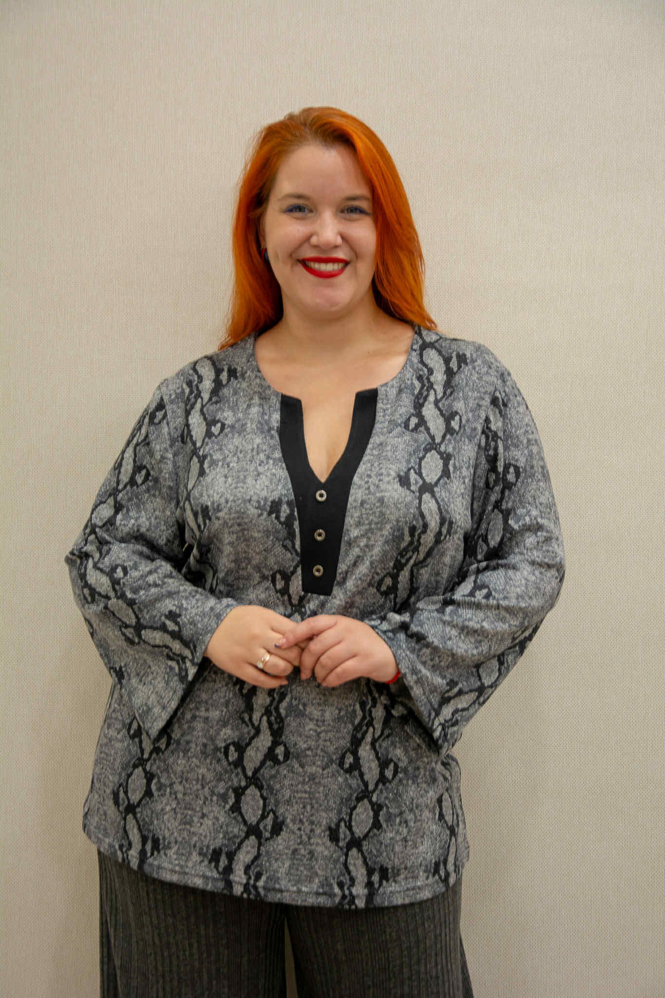 ΜΠΛΟΥΖΑ ΜΟΧΕΡ ΜΕ V-ΝΤΕΚΟΛΤΕ ΚΑΙ ΚΑΜΠΑΝΑ ΜΑΝΙΚΙ | ΑΝΙΜΑΛ ΓΚΡΙ