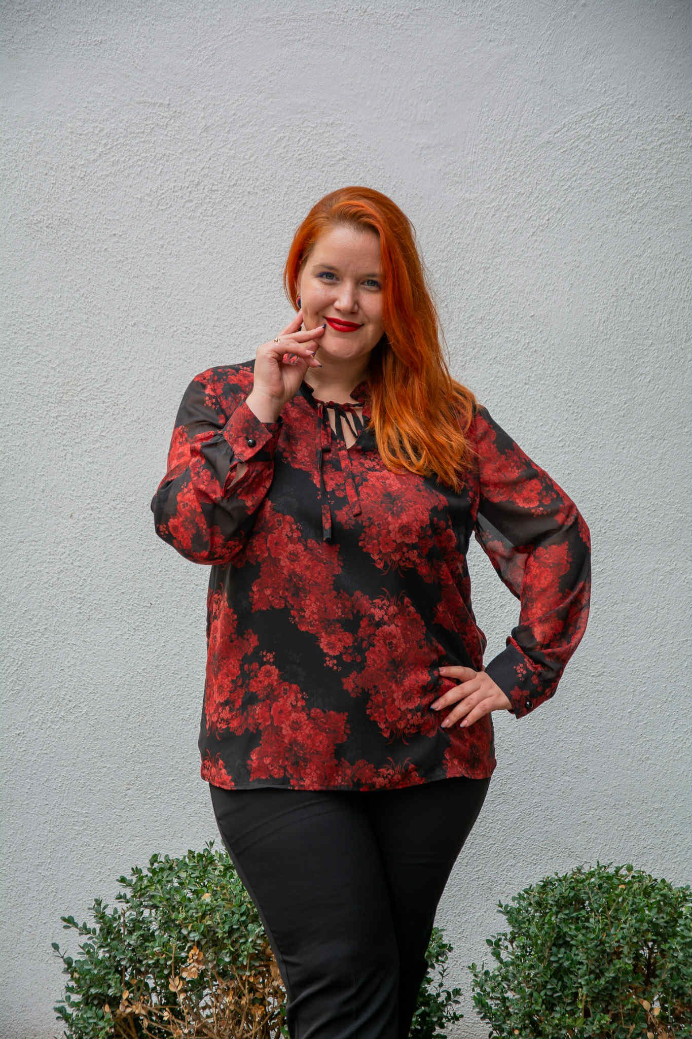 ΜΠΛΟΥΖΑ ΜΟΥΣΕΛΙΝΑ ΜΕ ΚΟΡΔΟΝΙ ΣΤΟ ΝΤΕΚΟΛΤΕ | FLORAL ΚΟΚΚΙΝΗ