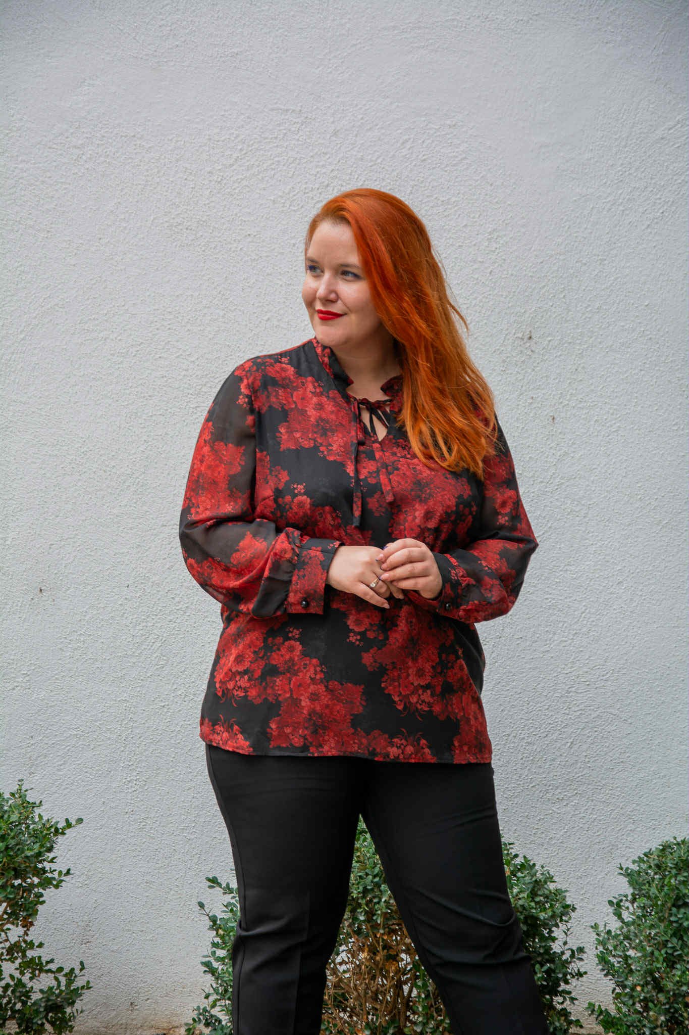 ΜΠΛΟΥΖΑ ΜΟΥΣΕΛΙΝΑ ΜΕ ΚΟΡΔΟΝΙ ΣΤΟ ΝΤΕΚΟΛΤΕ | FLORAL ΚΟΚΚΙΝΗ - Image 5