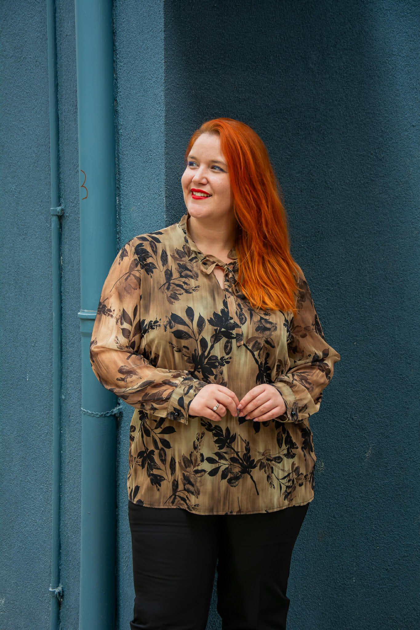 ΜΠΛΟΥΖΑ ΜΟΥΣΕΛΙΝΑ ΜΕ ΚΟΡΔΟΝΙ ΣΤΟ ΝΤΕΚΟΛΤΕ | FLORAL ΜΠΕΖ - Image 3