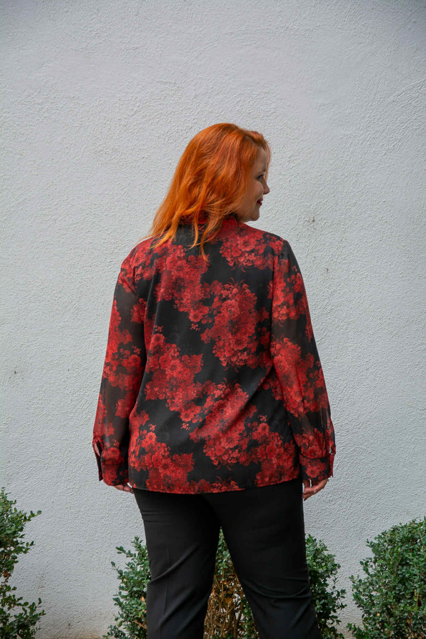 ΜΠΛΟΥΖΑ ΜΟΥΣΕΛΙΝΑ ΜΕ ΚΟΡΔΟΝΙ ΣΤΟ ΝΤΕΚΟΛΤΕ | FLORAL ΚΟΚΚΙΝΗ - Image 2