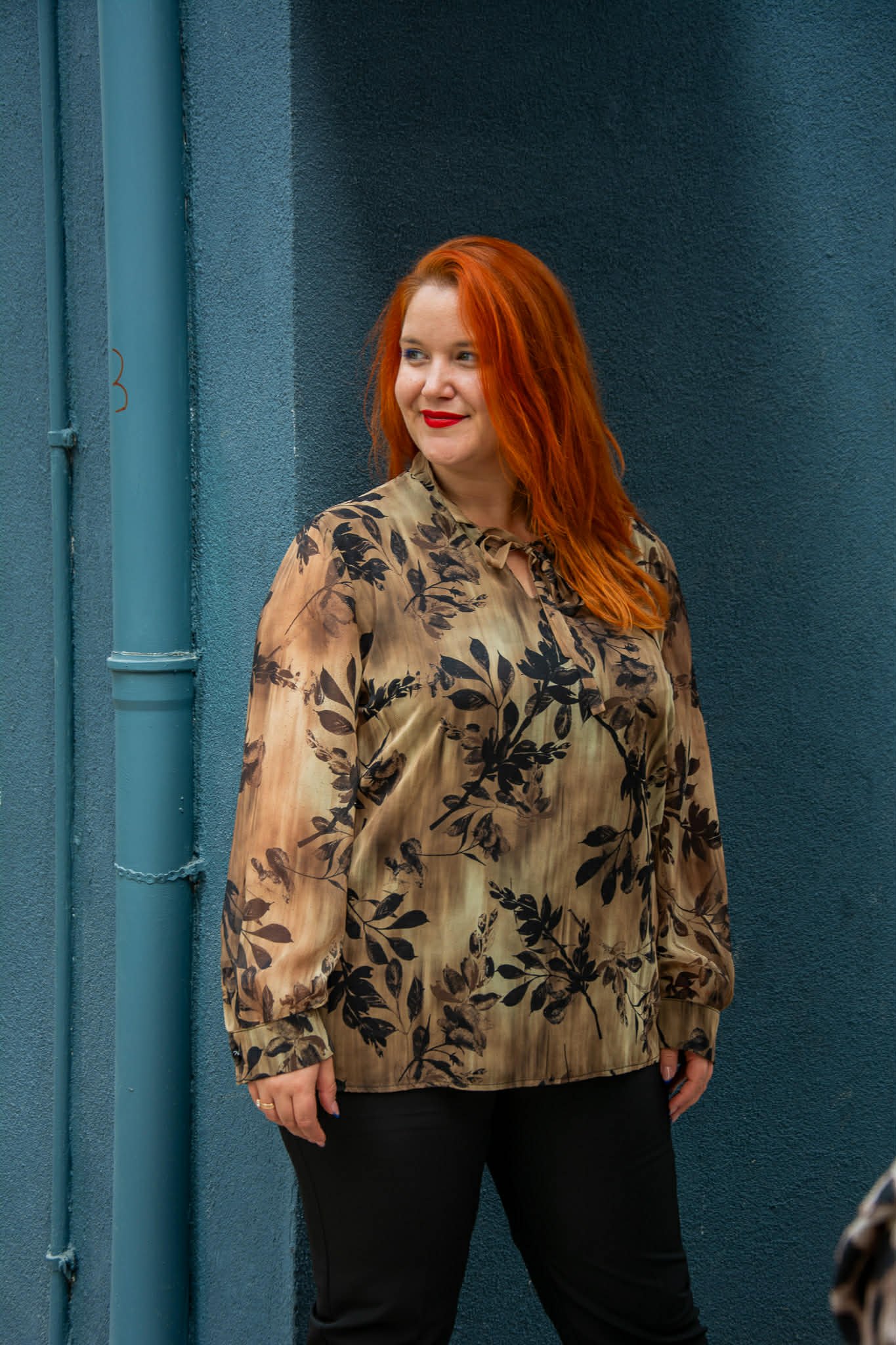 ΜΠΛΟΥΖΑ ΜΟΥΣΕΛΙΝΑ ΜΕ ΚΟΡΔΟΝΙ ΣΤΟ ΝΤΕΚΟΛΤΕ | FLORAL ΜΠΕΖ - Image 4