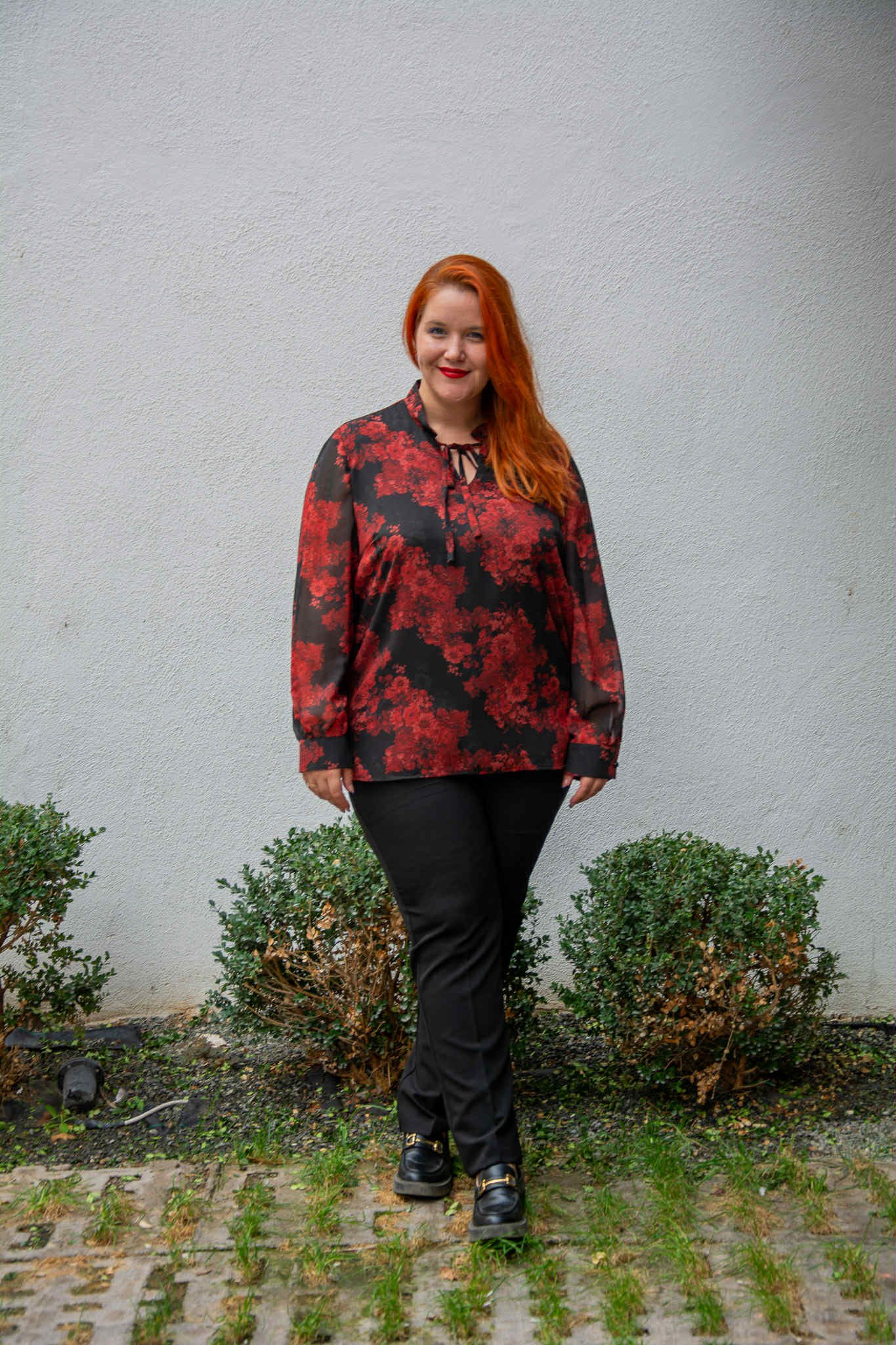 ΜΠΛΟΥΖΑ ΜΟΥΣΕΛΙΝΑ ΜΕ ΚΟΡΔΟΝΙ ΣΤΟ ΝΤΕΚΟΛΤΕ | FLORAL ΚΟΚΚΙΝΗ - Image 4