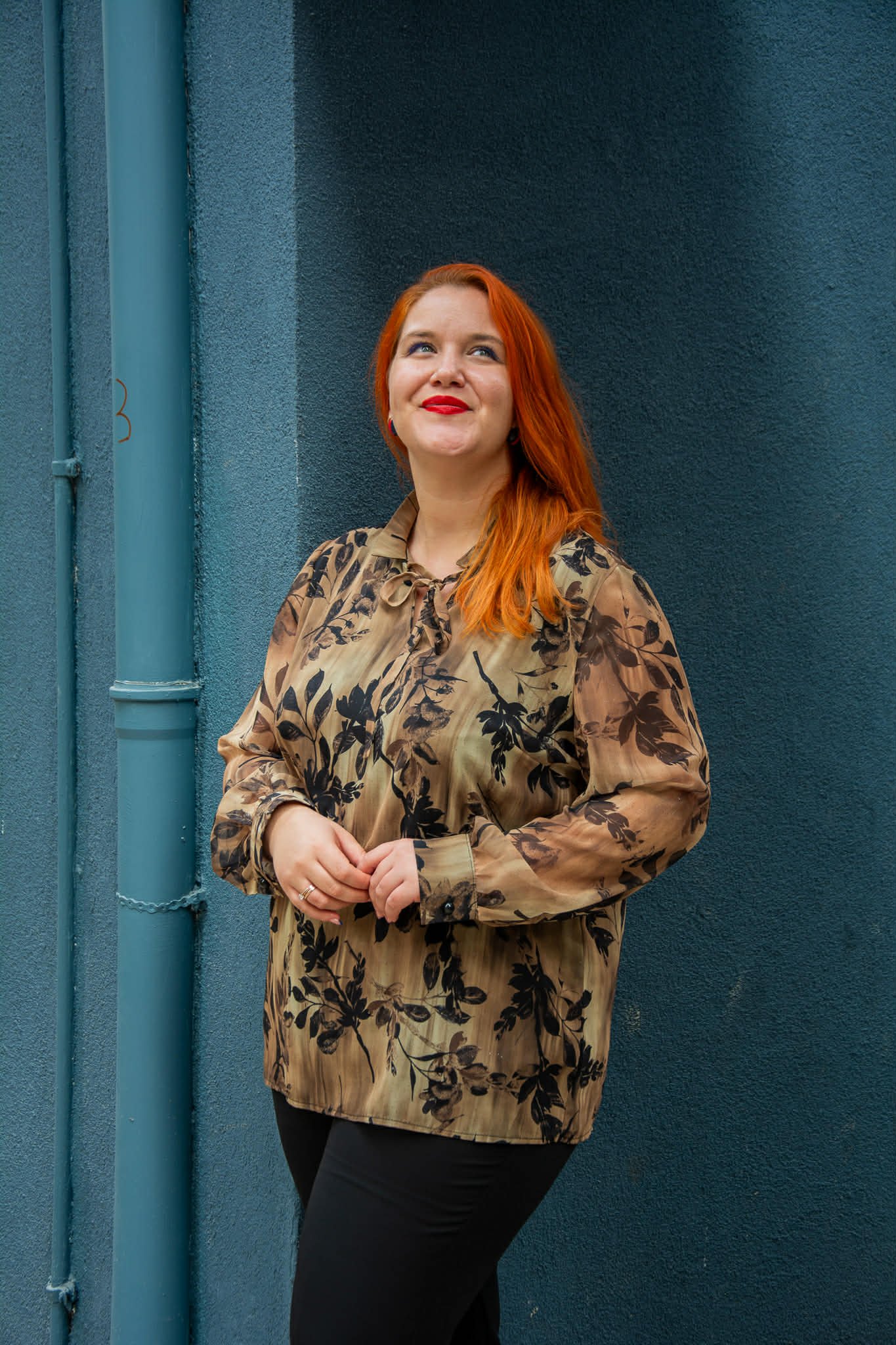 ΜΠΛΟΥΖΑ ΜΟΥΣΕΛΙΝΑ ΜΕ ΚΟΡΔΟΝΙ ΣΤΟ ΝΤΕΚΟΛΤΕ | FLORAL ΜΠΕΖ - Image 5