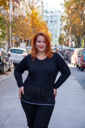 ΜΠΛΟΥΖΑ ΜΑΥΡΗ ΜΕ ΓΚΡΙ ΛΕΠΤΟΜΕΡΕΙΕΣ ΚΑΙ ΣΤΡΑΣ ΚΑΙ ΦΑΣΑ ΣΤΟ ΤΕΛΕΙΩΜΑ