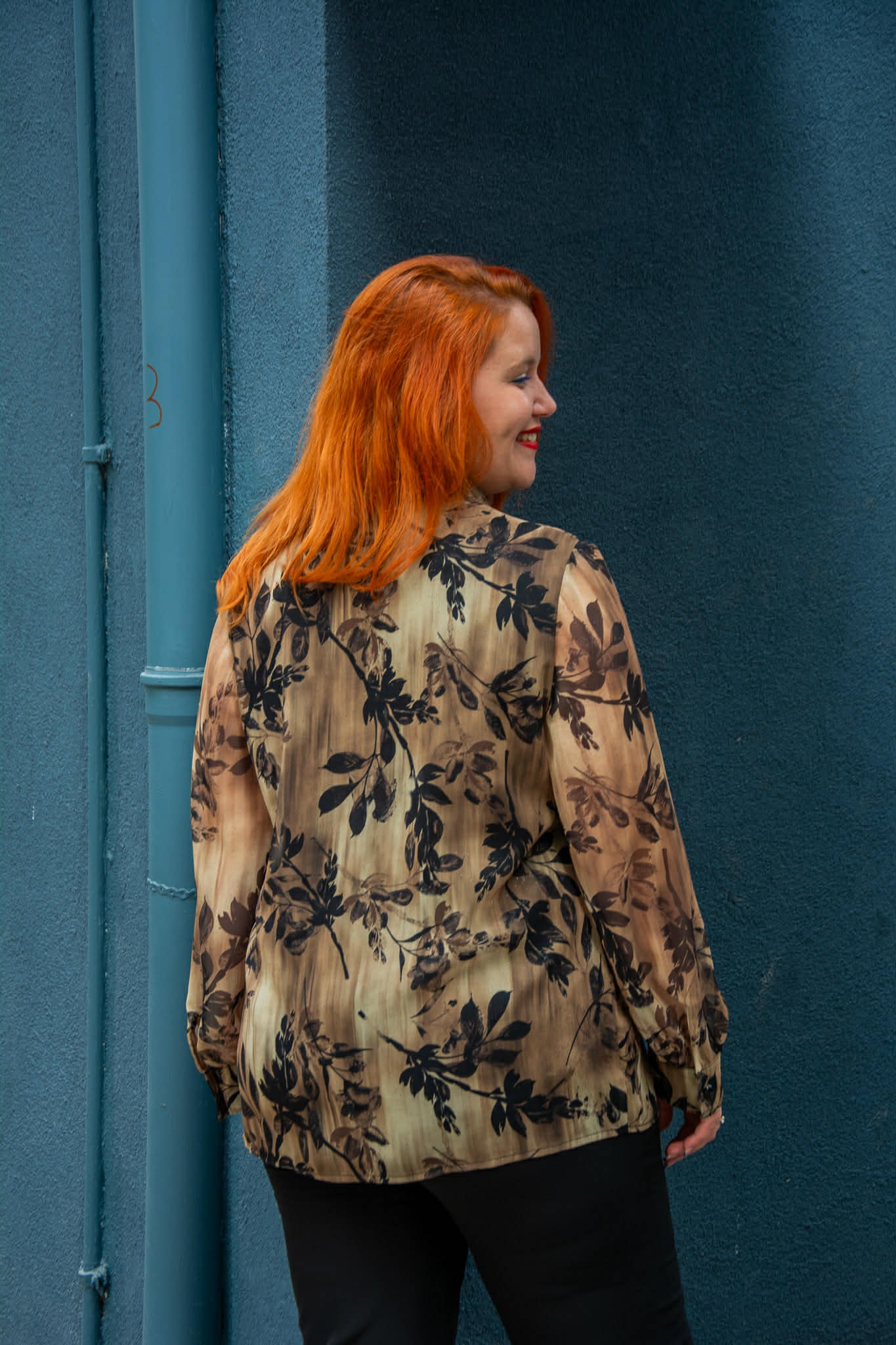 ΜΠΛΟΥΖΑ ΜΟΥΣΕΛΙΝΑ ΜΕ ΚΟΡΔΟΝΙ ΣΤΟ ΝΤΕΚΟΛΤΕ | FLORAL ΜΠΕΖ - Image 2