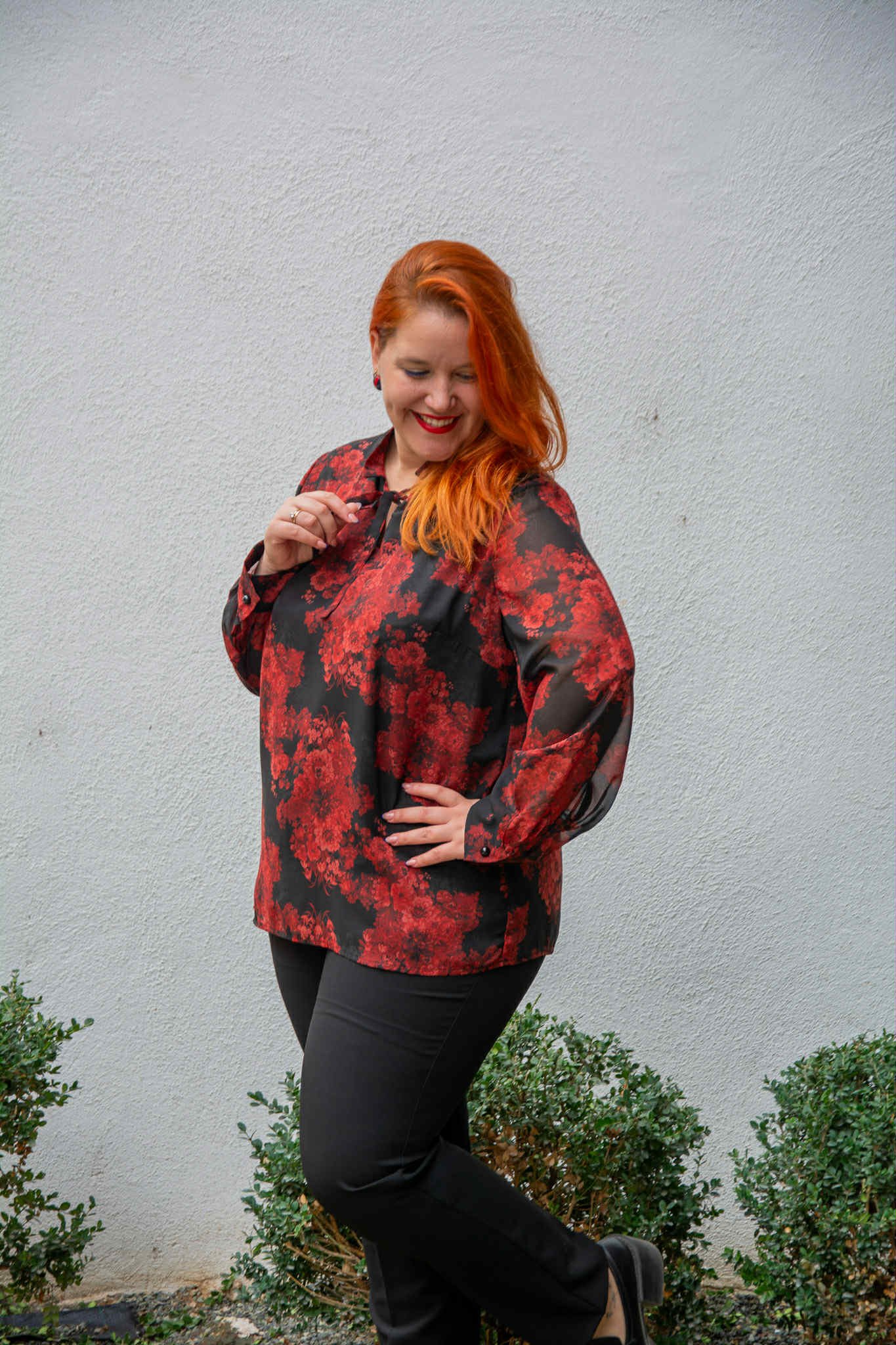 ΜΠΛΟΥΖΑ ΜΟΥΣΕΛΙΝΑ ΜΕ ΚΟΡΔΟΝΙ ΣΤΟ ΝΤΕΚΟΛΤΕ | FLORAL ΚΟΚΚΙΝΗ - Image 3